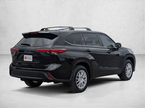 Used 2023 Toyota Highlander LE AWD/4WD image 5