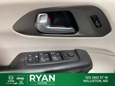 Used 2024 Chrysler Pacifica Touring-L image 20