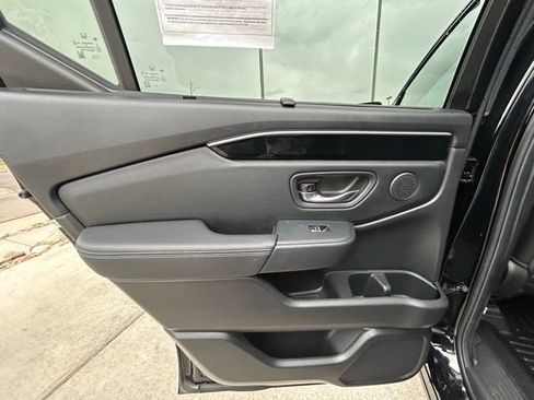 Used 2025 Honda Pilot EX-L image 10