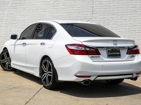 Used 2016 Honda Accord Touring image 10