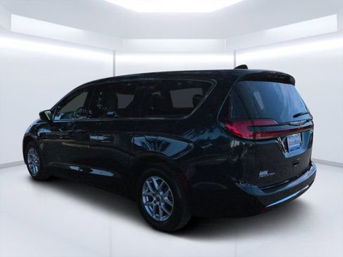 Used 2025 Chrysler Pacifica Select FWD image 5