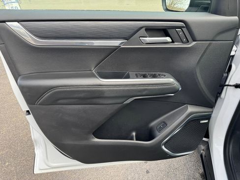 Used 2025 GMC Acadia Elevation image 18