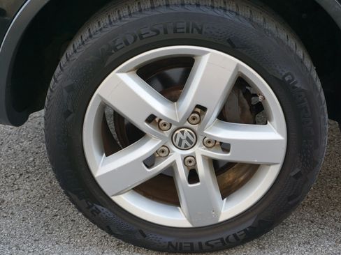 Used 2014 Volkswagen Touareg Sport image 12