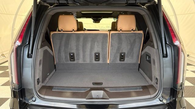 Used 2023 Cadillac Escalade Sport w/ LPO, ONYX Package AWD/4WD image 4
