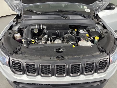 Used 2025 Jeep Compass Trailhawk AWD/4WD image 39