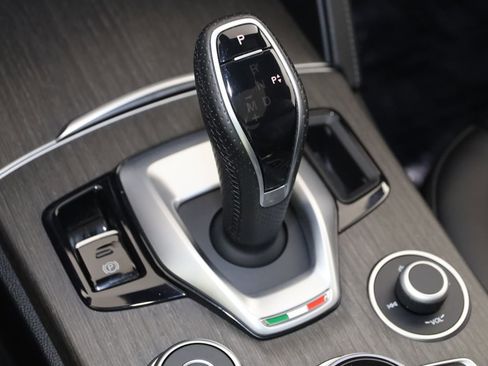 Used 2023 Alfa Romeo Stelvio Ti image 7