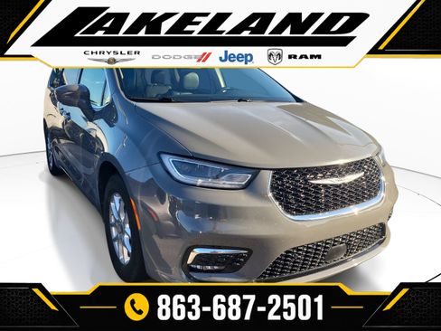 Used 2021 Chrysler Pacifica Touring-L w/ Uconnect Theater Family Group FWD image 1