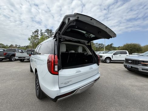 Used 2025 Ford Expedition Platinum image 9