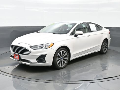 Used 2019 Ford Fusion SE image 2