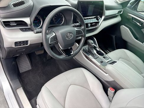 Used 2021 Toyota Highlander Platinum FWD image 9