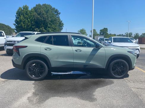 New 2026 Chevrolet Trax ACTIV w/ Sunroof Package FWD image 2