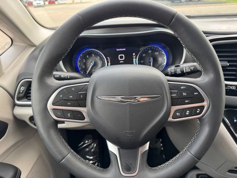 Used 2023 Chrysler Pacifica Touring-L FWD image 27