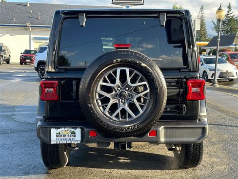 Used 2024 Jeep Wrangler Sahara image 7