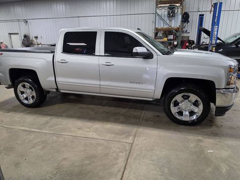 Used 2018 Chevrolet Silverado 1500 LT w/ LT Eassist Package AWD/4WD image 8
