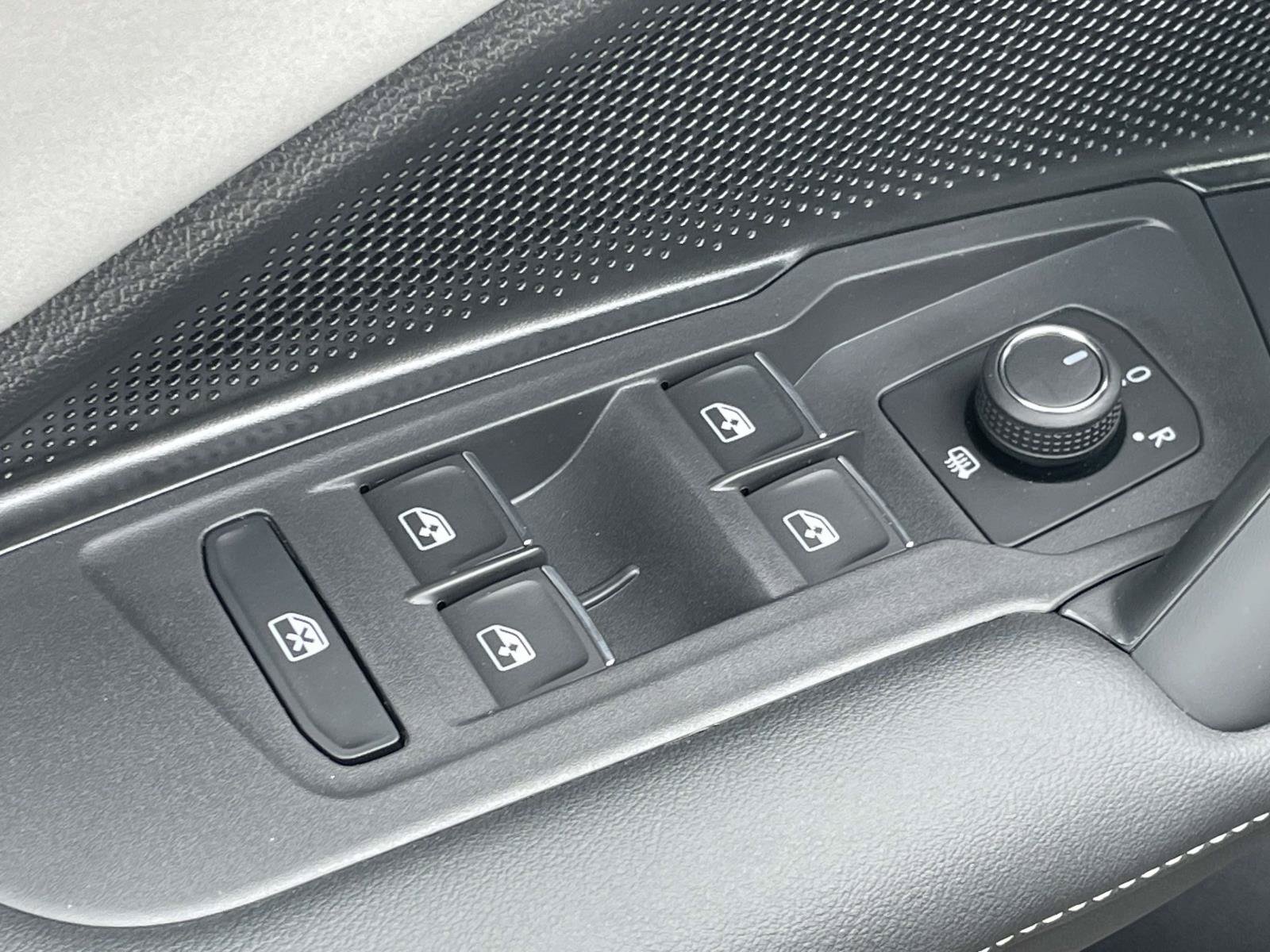 New 2026 Volkswagen Tiguan SE R-Line FWD image 17