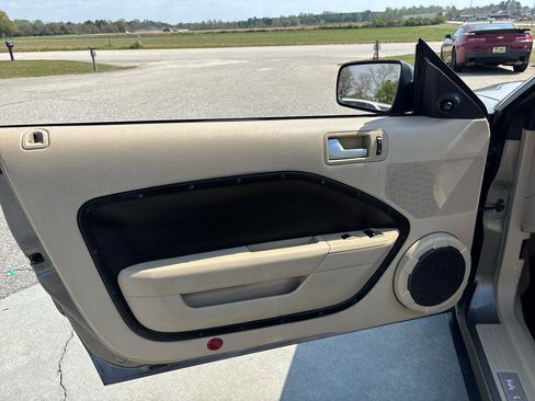 Used 2005 Ford Mustang Premium image 25