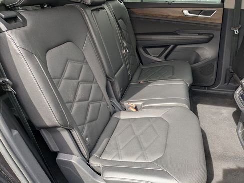 Used 2025 Volkswagen Atlas SE image 31