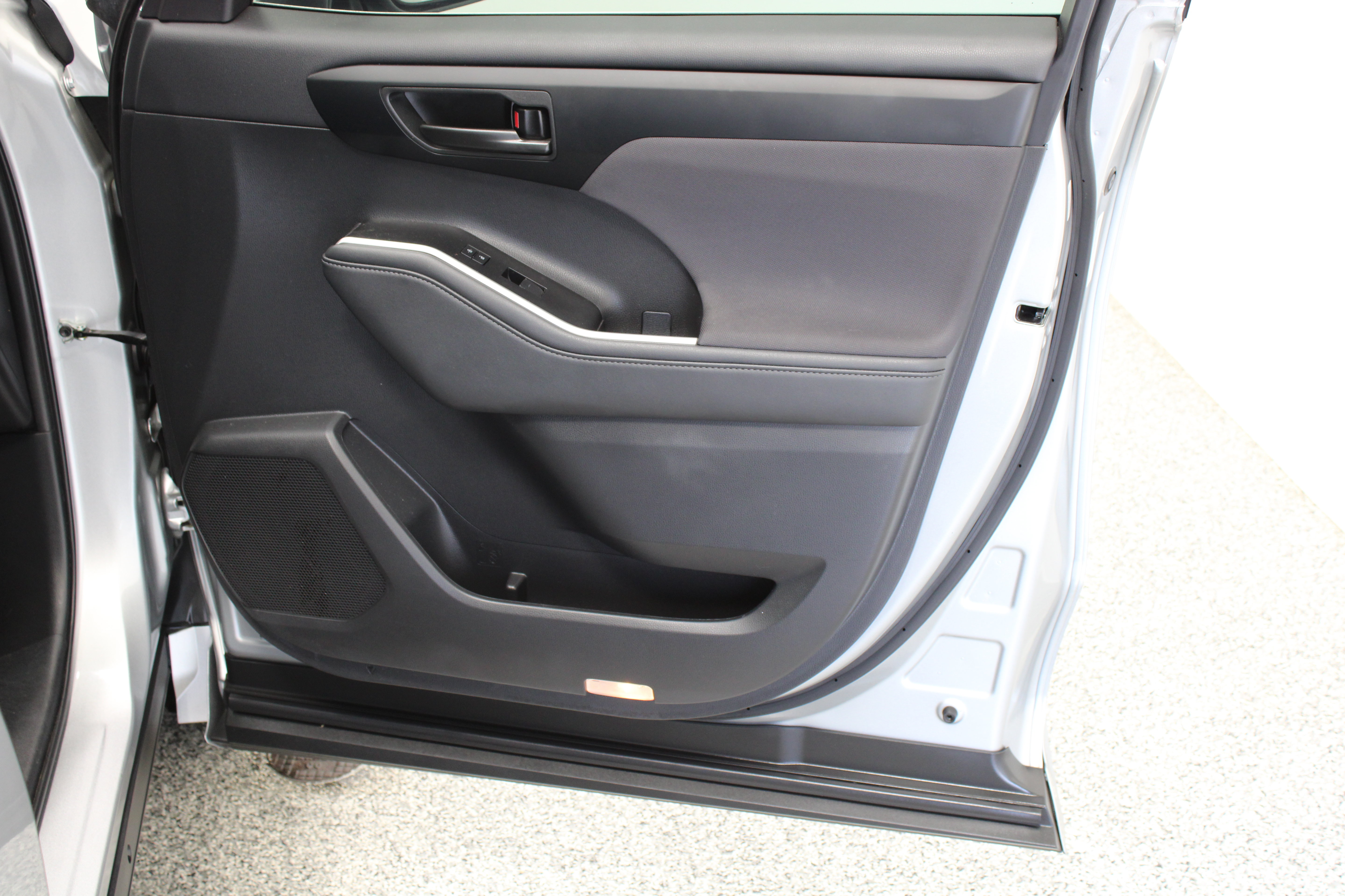 Used 2025 Toyota Highlander LE FWD image 37