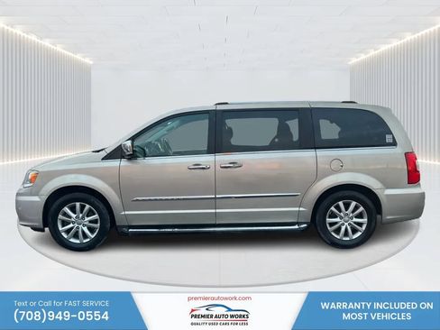 Used 2015 Chrysler Town & Country Limited Platinum FWD image 9