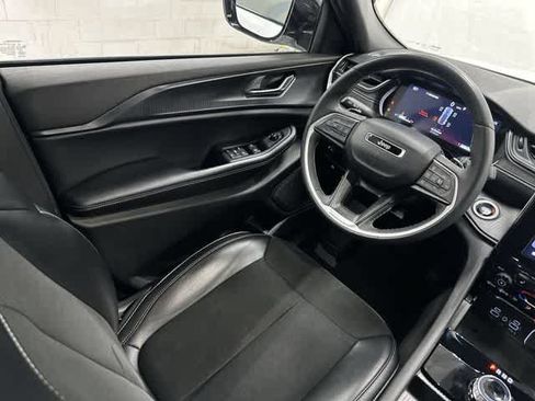 Used 2024 Jeep Grand Cherokee Altitude RWD image 12