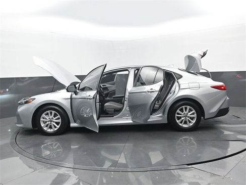 Used 2025 Toyota Camry LE image 30