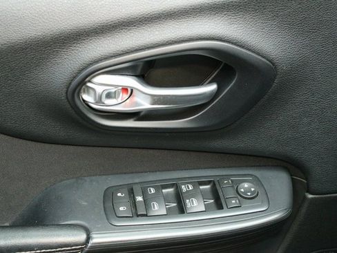 Used 2016 Jeep Cherokee Latitude w/ Cold Weather Group image 17