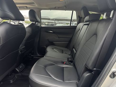 Used 2024 Toyota Highlander XLE AWD/4WD image 28