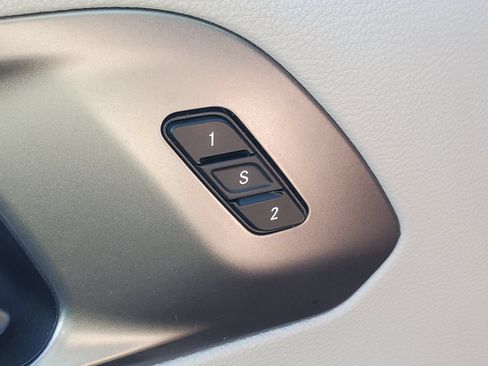 Used 2023 Chrysler Pacifica Touring-L FWD image 10