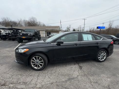 Used 2017 Ford Fusion SE w/ Fusion SE Technology Package image 4
