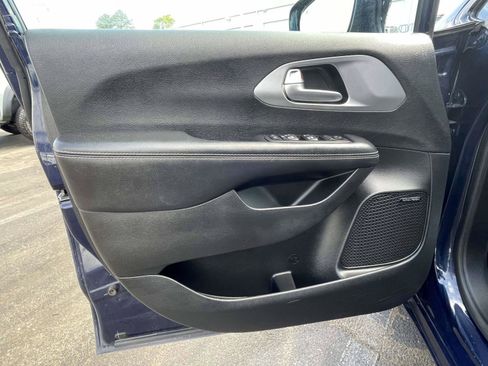 Used 2018 Chrysler Pacifica Touring-L Plus w/ Advanced Safetytec Group FWD image 19