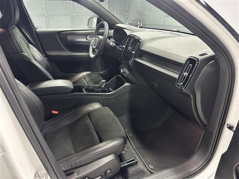 Used 2022 Volvo XC40 T5 R-Design w/ Climate Package image 11