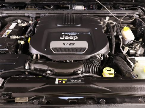 Used 2017 Jeep Wrangler Sahara w/ Connectivity Group AWD/4WD image 16