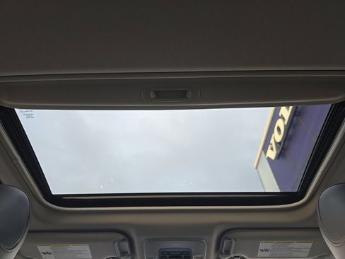 Used 2022 Toyota Camry XLE w/ Navigation Upgrade Package image 21