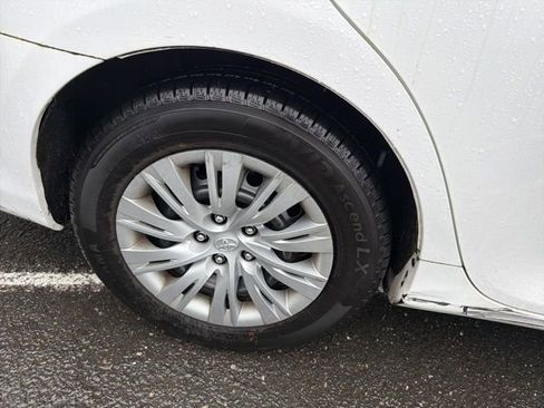 Used 2013 Toyota Camry LE image 14