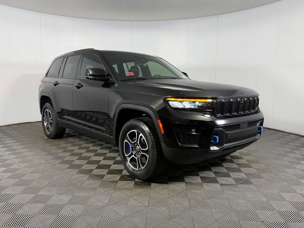 Used 2022 Jeep Grand Cherokee Trailhawk w/ Advanced Protech Group II AWD/4WD image 3