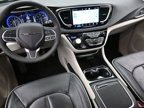 Used 2024 Chrysler Pacifica Limited image 17