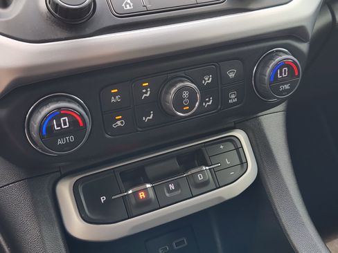Used 2023 GMC Acadia SLE FWD image 19