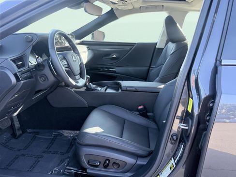 Used 2025 Lexus ES 300h w/ Premium Package image 9