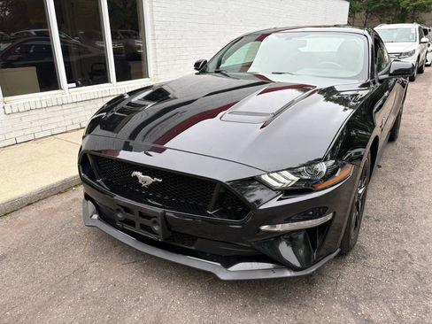 Used 2018 Ford Mustang GT RWD image 2