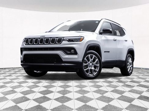 Used 2023 Jeep Compass Latitude AWD/4WD image 2