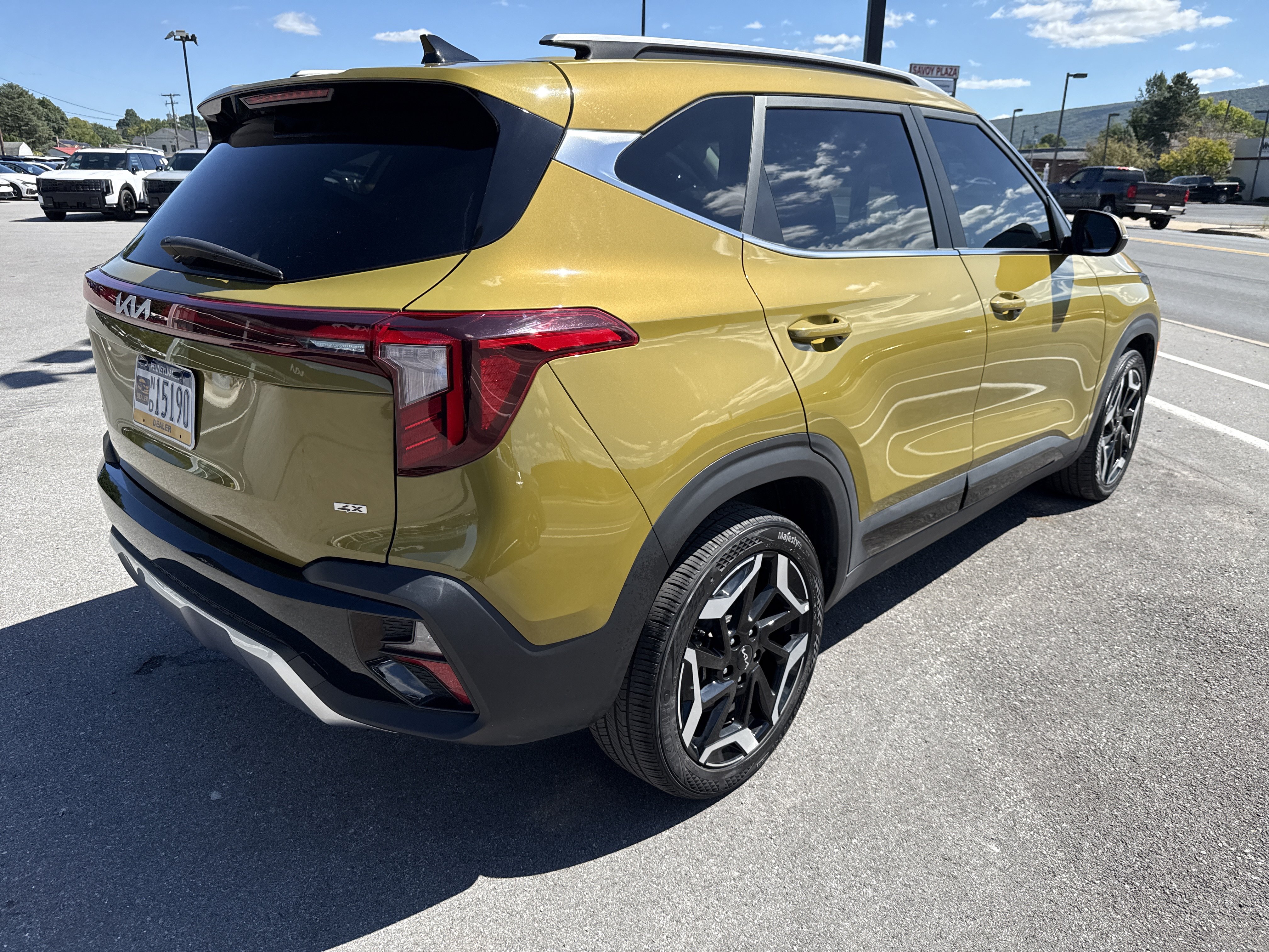 Certified 2024 Kia Seltos SX w/ SX Sunroof Package AWD/4WD image 3