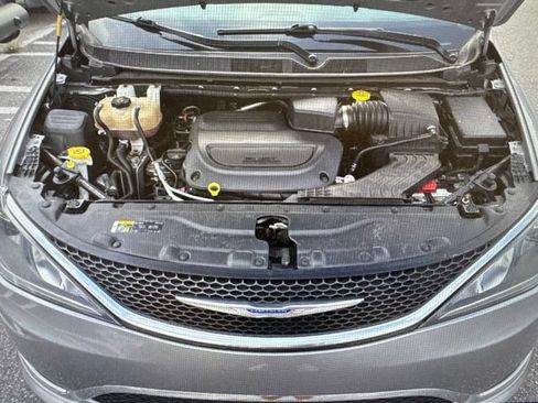 Used 2020 Chrysler Pacifica Limited FWD image 20