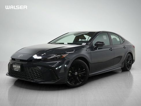 Used 2025 Toyota Camry SE image 1