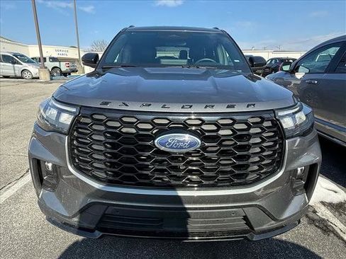 Certified 2025 Ford Explorer ST-Line image 3