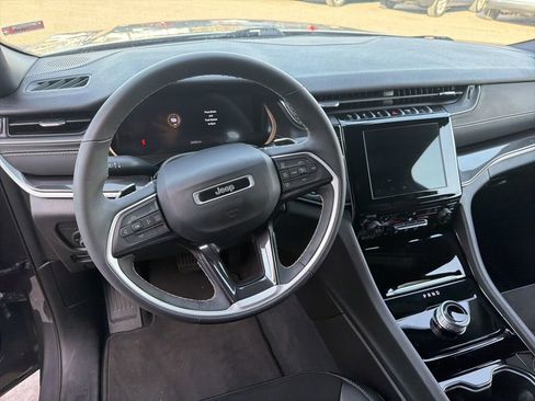 Used 2023 Jeep Grand Cherokee Altitude image 8