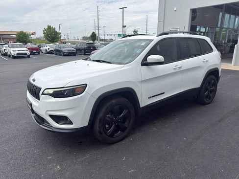 Used 2019 Jeep Cherokee Latitude Plus AWD/4WD image 3
