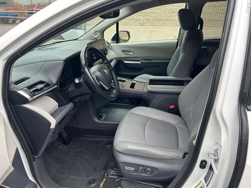 Used 2021 Toyota Sienna XLE w/ XLE Plus Package image 10