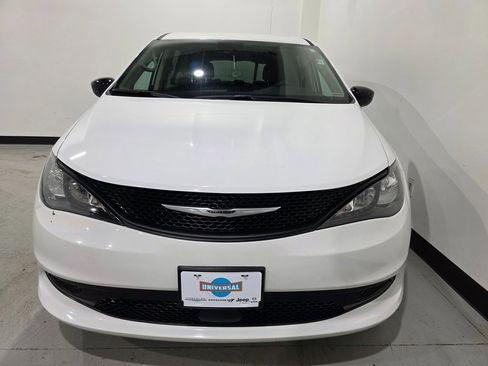 Used 2024 Chrysler Voyager LX image 10