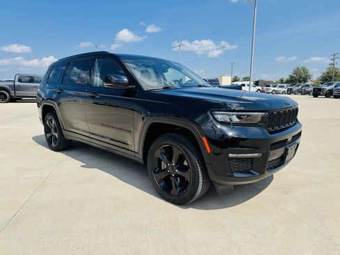Used 2023 Jeep Grand Cherokee L Limited w/ Black Appearance Package AWD/4WD image 2