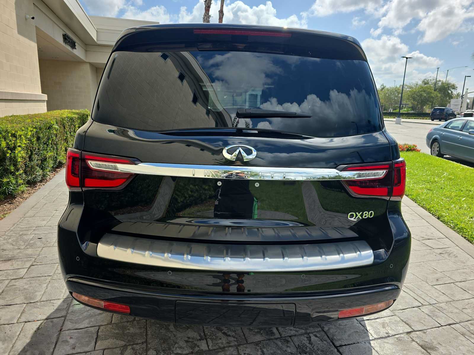 Used 2023 INFINITI QX80 Sensory w/ Cargo Package RWD image 5